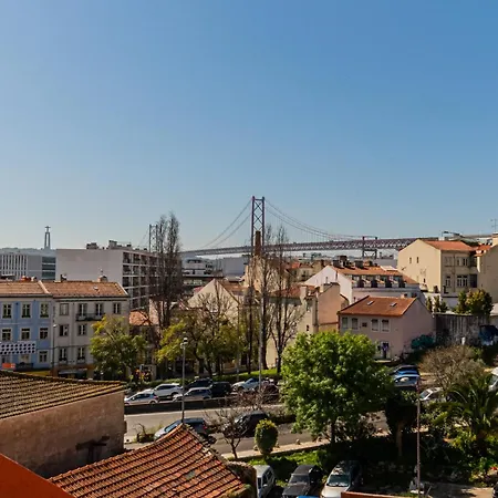 Bright Duplex With Stunning Bridge Views In The History Area דירה ליסבון